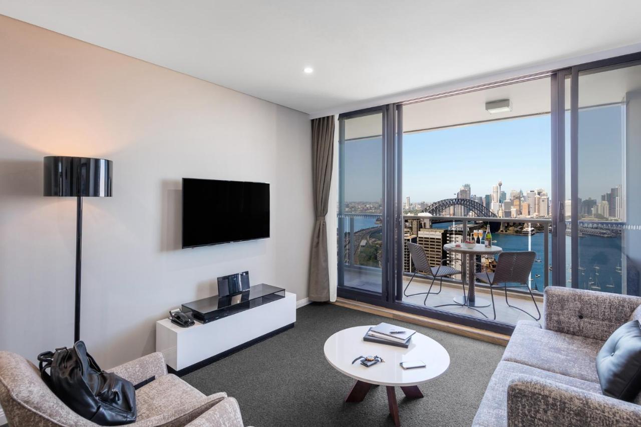 Meriton Suites North Sydney Exterior photo Living room