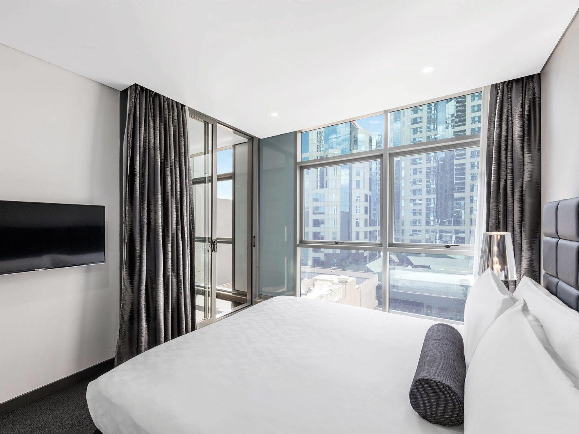 Meriton Suites North Sydney Exterior photo A bedroom at the hotel